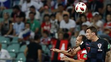 Chorvatský útočník Mario Mandžukič (vpravo) a ruský stoper Sergej Ignaševič v... Chorvatský útočník Mario Mandžukič (vpravo) a ruský stoper Sergej Ignaševič v...