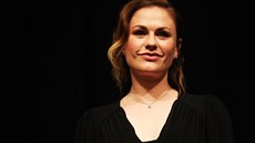 Ač nemá Paquinová ve snímku příliš velkou roli, je největší hvězdou delegace.... Ač nemá Paquinová ve snímku příliš velkou roli, je největší hvězdou delegace....