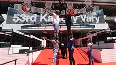 Rwandští akrobaté, hrdinové dokumentu Cirkus Rwanda, předvedli něco ze svého... Rwandští akrobaté, hrdinové dokumentu Cirkus Rwanda, předvedli něco ze svého...