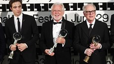 Tři ocenění. S cenou za přínos filmu pózují Robert Pattinson, Jaromír Hanzlík a... Tři ocenění. S cenou za přínos filmu pózují Robert Pattinson, Jaromír Hanzlík a...