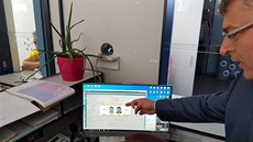 Žadatelé o výměnu či nový řidičský průkaz na plzeňském magistrátu. Lidé si o... Žadatelé o výměnu či nový řidičský průkaz na plzeňském magistrátu. Lidé si o...
