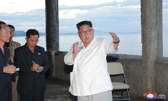 Severokorejský vdce Kim ong-un na inspekci rozestavného hotelu na severu...