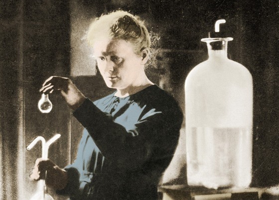 Marie Curie-Skodowská ve vlastní laboratoi