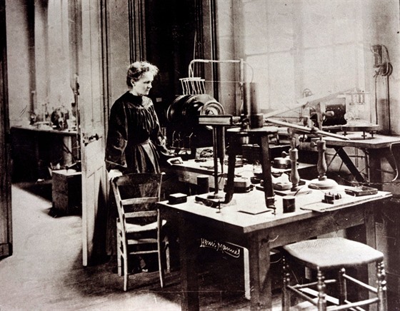 Marie Curie-Skodowsk v pask laboratoi (1912)