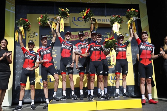 Radost stáje BMC po vítzství v týmové asovce na Tour de France.