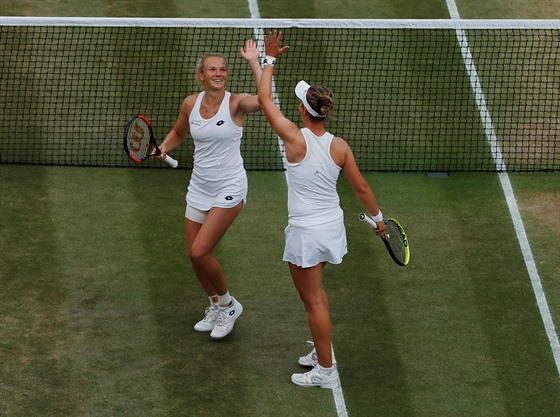 Kateina Siniaková (vlevo) a Barbora Krejíková slaví triumf ve Wimbledonu.