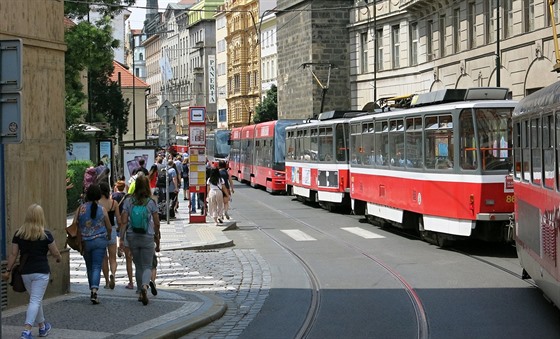 V centru Prahy se v lét asto tvoí dlouhé kolony tramvají.