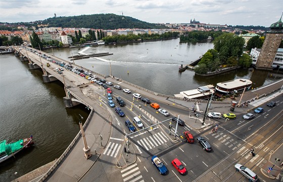 Nutná oprava Jiráskova mostu mla být provedena u v roce 2017.