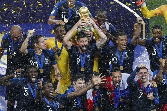 MÁM JI! Francouzský útoník Olivier Giroud s trofejí pro fotbalové mistry svta.