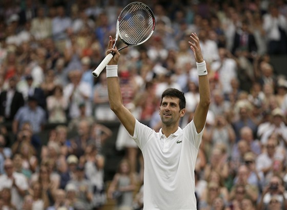 Srbský tenista Novak Djokovi se raduje z postupu do finále Wimbledonu.