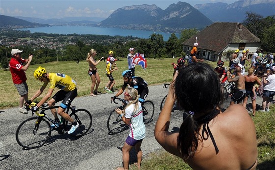 Chris Froome ve lutém v roce 2013 na Tour poblí jezera Annecy.