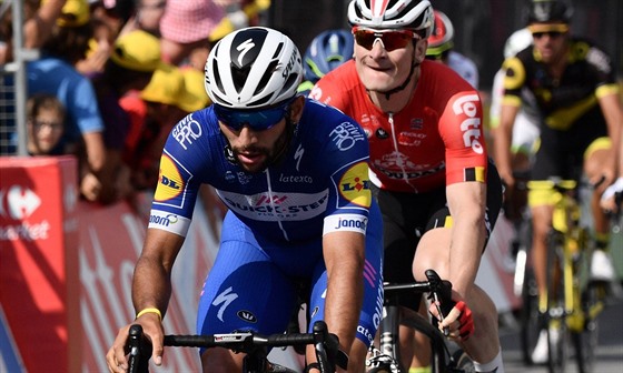Fernando Gaviria (vpedu) a Andre Greipel na Tour de France.