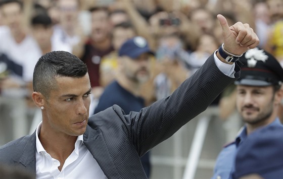 Cristiano Ronaldo zdraví fanouky Juventusu.