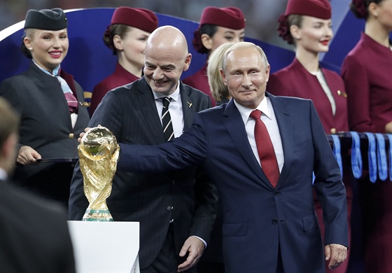 Ruský prezident Vladimir Putin polaskal trofej pro vítze mistrovství svta,...