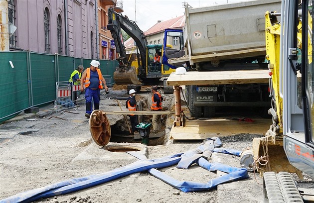 Kolínská radnice sleduje, jestli dlníci pracují na Praské ulici dostaten...