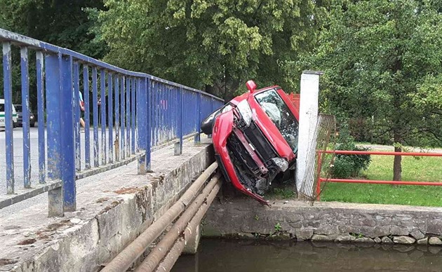 Auto se v Bezin na Tinovsku pevrátilo na bok a skonilo mezi plotem a...