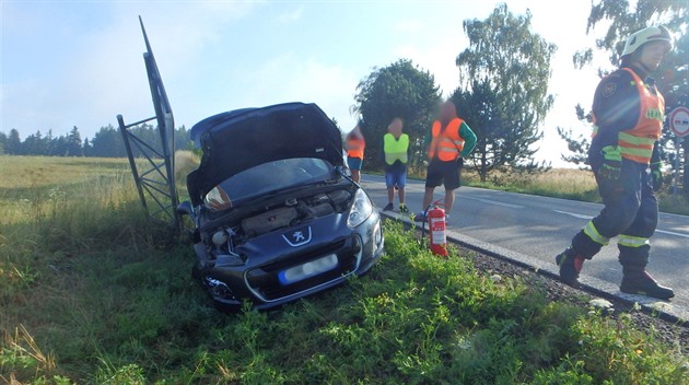 idi peugeotu havaroval mezi Výinkou a Stíteí (12. 7. 2018).