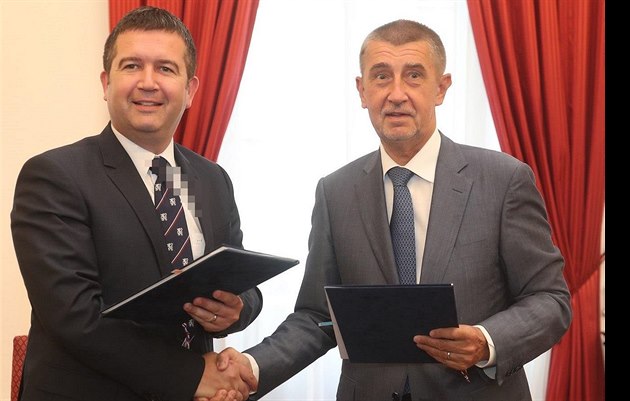Premiér Andrej Babi z ANO a éf SSD, ministr vnitra Jan Hamáek, podepsali...