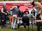 Dobrovolnci na festivalu Obscene Extreme snej rny bikem i rkoskou (18....