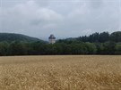 Karlštejn z červené turistické značky směrem ke Kubrychtově boudě nad Srbskem u Berouna Karlštejn z červené turistické značky směrem ke Kubrychtově boudě nad Srbskem u Berouna