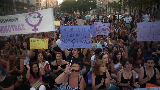 Španělé v Malaze protestovali proti rozhodnutí soudu, který propustil na... Španělé v Malaze protestovali proti rozhodnutí soudu, který propustil na...