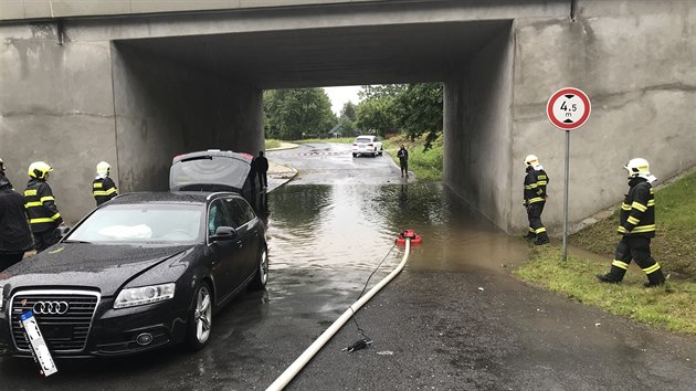 Řidička ve středu uvázla v autě v zatopeném podjezdu. Řidička ve středu uvázla v autě v zatopeném podjezdu.