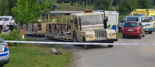 V zábavním areálu Šiklův mlýn zemřel pětiletý chlapec pod koly vláčku (14. 7.... V zábavním areálu Šiklův mlýn zemřel pětiletý chlapec pod koly vláčku (14. 7....