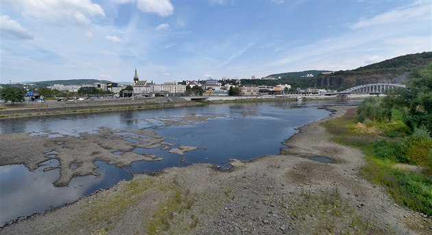 Vyschlé Labe v Ústí nad Labem. V korytu řeky si hrají děti a lidé venčí psy. Vyschlé Labe v Ústí nad Labem. V korytu řeky si hrají děti a lidé venčí psy.