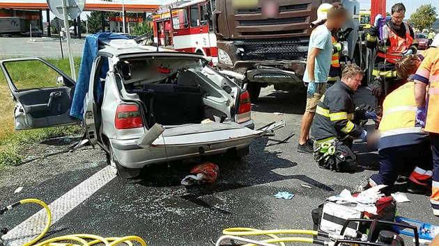 Snímek z místa tragické nehody, při níž u odbočky na Bohuňovice na tahu mezi... Snímek z místa tragické nehody, při níž u odbočky na Bohuňovice na tahu mezi...