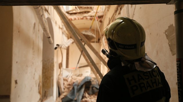 Při záchraně hasiči používají sací bagr na sutiny. Budova je podle statiků... Při záchraně hasiči používají sací bagr na sutiny. Budova je podle statiků...