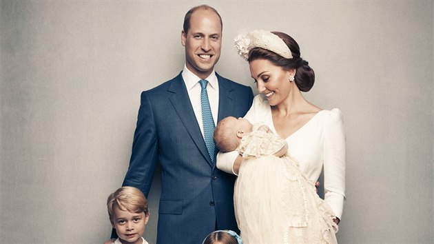 Princ Louis, třetí potomek prince Williama a Kate Middletonové, byl v pondělí... Princ Louis, třetí potomek prince Williama a Kate Middletonové, byl v pondělí...