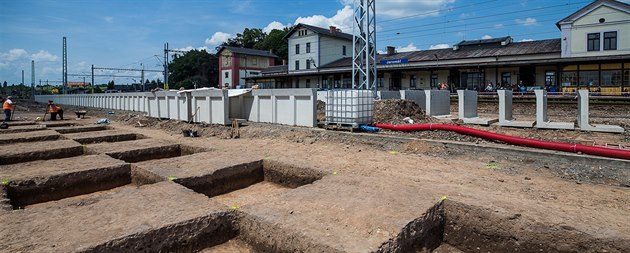 Archeologové chtějí na nádraží v Jaroměři prozkoumat asi desetinu z 6,5 hektaru... Archeologové chtějí na nádraží v Jaroměři prozkoumat asi desetinu z 6,5 hektaru...