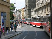 V centru Prahy se v létě často tvoří dlouhé kolony tramvají.