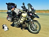 Cestování na motorce je mnohem únavnější než autem.