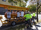 Strážníci kontrolují pivní kolo na náplavce u Dvořákova nábřeží.