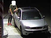 Mladík odjížděl od čerpacích stanic bez placení ve stříbrném fordu. Mladík odjížděl od čerpacích stanic bez placení ve stříbrném fordu.