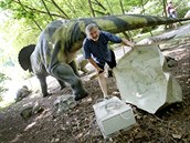Správce parku Tibor Cúth dinosaury ráno „nastartuje“. Díky pohybovým čidlům pak... Správce parku Tibor Cúth dinosaury ráno „nastartuje“. Díky pohybovým čidlům pak...