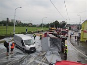 Nehoda nákladního auta převážejícího hašené vápno na křižovatce v otrokovické... Nehoda nákladního auta převážejícího hašené vápno na křižovatce v otrokovické...