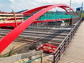 Původní (vpravo) a nová lávka přes koleje na karlovarském horním nádraží.... Původní (vpravo) a nová lávka přes koleje na karlovarském horním nádraží....