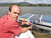 Petr Kvapil při kontrole pontonu s ultrazvukovými vysílačem pro likvidaci sinic... Petr Kvapil při kontrole pontonu s ultrazvukovými vysílačem pro likvidaci sinic...
