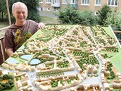 Petr Kašprák se svým modelem Litvínova. Tak město vypadalo v roce 1938. Petr Kašprák se svým modelem Litvínova. Tak město vypadalo v roce 1938.