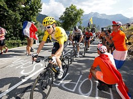 Geraint Thomas thne vedouc skupinu pi stoupn na Alpe dHuez.