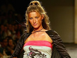 V roce 2005 pedvádla v rámci týdne módy v Riu de Jaineru modely znaky Colcci.