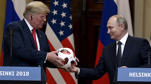 Americk prezident Donald Trump a jeho rusk protjek Vladimir Putin na zvren tiskov konferenci po summitu v Helsinkch (16. ervence 2018)