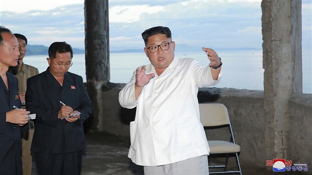 Severokorejsk vdce Kim ong-un na inspekci rozestavnho hotelu na severu KLDR (17. ervence 2018)