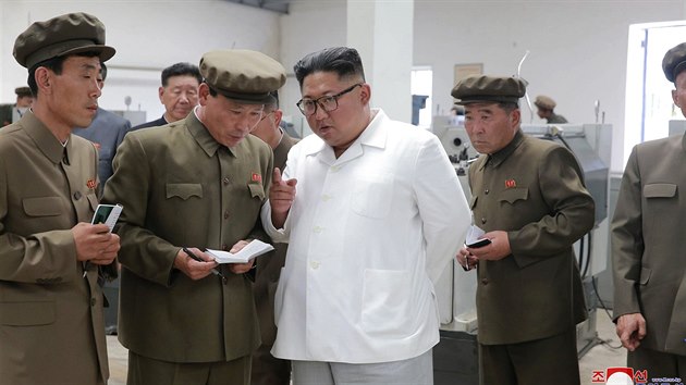 Severokorejsk vdce Kim ong-un na inspekci tovrny na severu KLDR (17. ervence 2018)