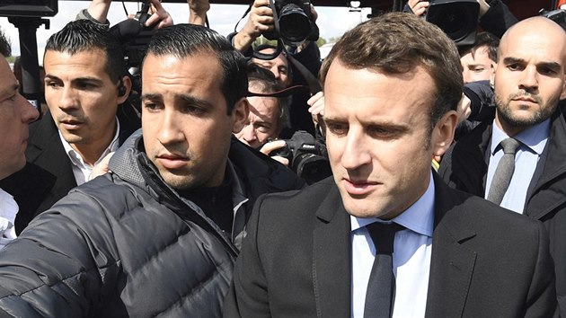 Emmanuel Macron a f jeho ochranky Alexandre Benalla v Amiens (26. dubna 2017)