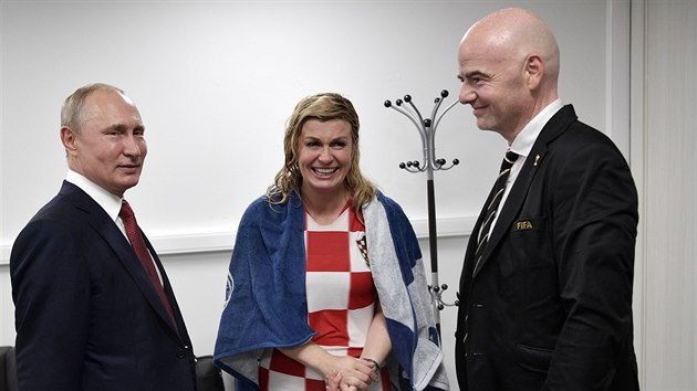 Zmokl chorvatsk prezidentka Kolinda Grabarov Kitaroviov po finle MS. Vlevo rusk prezident Vladimir Putin, vpravo f FIFA Gianni Infantino. (15.7.2018)