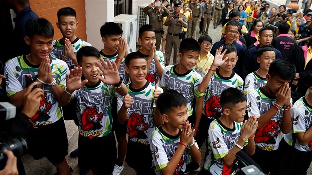 Dvanct chlapc a jejich trenr zachrnn z thajsk jeskyn ped tiskovou konferenc po proputn z nemocnice (18. ervence 2018)