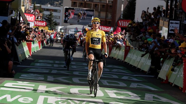 Geraint Thomas v cli na Alpe dHuez slav etapov vtzstv.